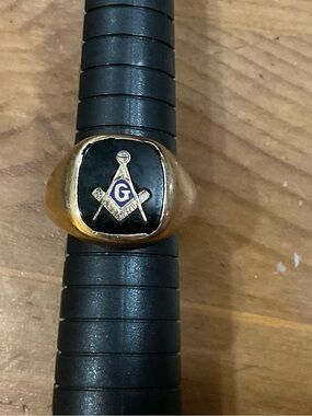 Masonic:  men’s vintage 10k 8 grams Masonic signet band ring with black onyx.